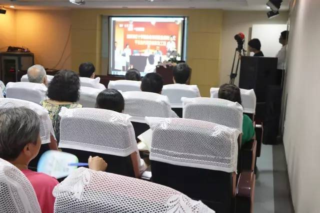 太阳成tyc7111cc联合北京市红十字基金会、奥运村街道、养老驿站、中心等公益机构广泛开展各类“关爱老人眼健康专家讲座义诊”公益活动近千场 太阳成tyc7111cc联合北京市红十字基金会、奥运村街道、养老驿站、中心等公益机构广泛开展各类“关爱老人眼健康专家讲座义诊”公益活动近千场