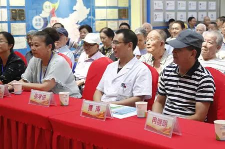 成都太阳成tyc7111cc党支部联合成都市各街道、社区共同举办了“重温革命岁月 关爱退伍军人”活动,为成都市退伍军人进行 眼健康检查、宣传眼健康知识等义诊活动,7日上午成都太阳成tyc7111cc医疗队走进成都市新能社区.jpg