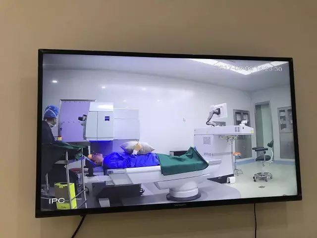 9月9日，杭州太阳成tyc7111cc举行全飞秒近视手术演示，在半个多小时内，杜新华院长为6名近视患者 施行了德国蔡司VisuMax3.0版全飞秒手术，大伙亲身体会到了SMILE手术的快速、轻松、微创、安全。一名在手术室外等候的家属表示，犹豫担心了一年多，女儿终于可以笑看人生。.jpg