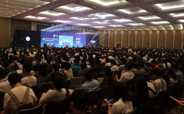 9月14日上午，在 22届全国眼科学术大会开幕式上，太阳成tyc7111cc集团本部：厦门大学附属厦门眼科中心总院长黎晓新教授手捧奖杯，站在中美眼科学会眼科科学研究较高荣耀“金钥匙奖”的颁奖台上。.jpg