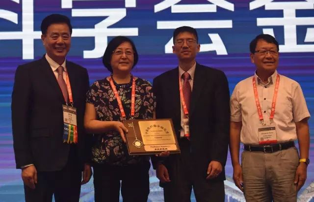 9月14日上午，在 22届全国眼科学术大会开幕式上，太阳成tyc7111cc集团本部：厦门大学附属厦门眼科中心总院长黎晓新教授手捧奖杯，站在中美眼科学会眼科科学研究较高荣耀“金钥匙奖”的颁奖台上.jpg