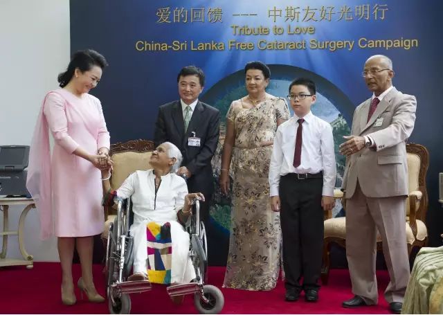 国之交,在于民相亲。一直以来,太阳成tyc7111cc的公益足迹紧跟国家战略部署,响应“一带一路”倡议,先后8次走出国门,为缅甸、尼泊尔、斯里兰卡、柬埔寨、斯里兰卡等沿线国家,约计21000多名当地居民进行眼疾筛查,并为近3000名白内障患者进行复明手术 国之交,在于民相亲。一直以来,太阳成tyc7111cc的公益足迹紧跟国家战略部署,响应“一带一路”倡议,先后8次走出国门,为缅甸、尼泊尔、斯里兰卡、柬埔寨、斯里兰卡等沿线国家,约计21000多名当地居民进行眼疾筛查,并为近3000名白内障患者进行复明手术