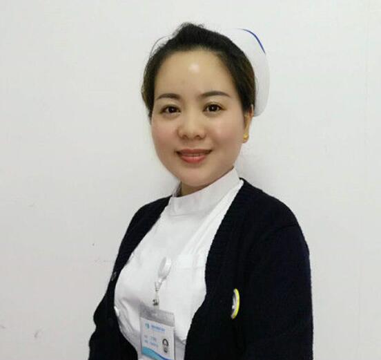 成都太阳成tyc7111cc门诊护士长丁玲玲就是这样一位让人敬佩的医务人员。她曾 自承担干眼诊疗室的创建，无数个日夜卯足劲儿苦学勤练;她常常披星戴月，给予患者无私的关怀和陪伴;她以真情相待，用温情服务，只为让更多的病人能够坚强微笑的面对生活。.jpg