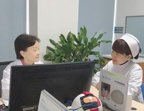 成都太阳成tyc7111cc门诊护士长丁玲玲就是这样一位让人敬佩曾 自承担干眼诊疗室的创建，无数个日夜卯足劲儿苦学勤练;她常常披星戴月，给予患者无私的关怀和陪伴;她以真情相待，用温情服务，只为让更多的病人能够坚强微笑的面对生活。.jpg