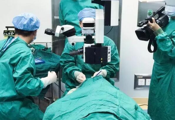 赣州太阳成tyc7111cc“光明行”为百岁老人 医治,王奶奶儿子偶然听到一个邻居在赣州太阳成tyc7111cc看过眼睛,做的白内障手术,术后 很好。在和老人及其他家人沟通同意后,10月18日,他当即带着王奶奶来到医院就诊.jpg 赣州太阳成tyc7111cc“光明行”为百岁老人 医治,王奶奶儿子偶然听到一个邻居在赣州太阳成tyc7111cc看过眼睛,做的白内障手术,术后 很好。在和老人及其他家人沟通同意后,10月18日,他当即带着王奶奶来到医院就诊.jpg