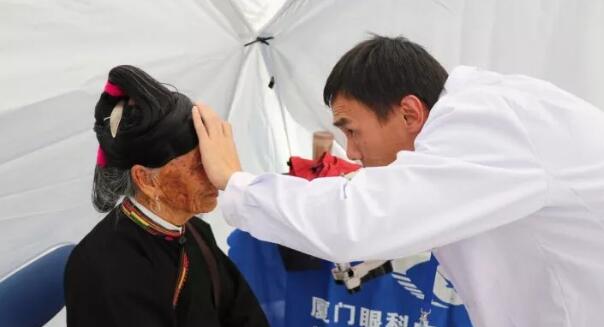 10月29日,宁德明仁眼科医院与宁德盐田畲族乡联合举办“九九重阳畲族文化节“,作为文化节协作单位,宁德明仁眼科医院秉承“以实际行动向社会传递温暖”的服务理念,在文化节现场为老人 眼科筛查,慰问困难户并送上棉被、大米、食用油等生活用品,用实际行动践行把我国敬老爱老传统。7.jpg