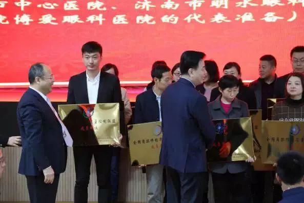 10月28日，由中华医学会角膜病学组组织、 个总部落户山东的全国性专病联盟—全国角膜移植质量控制联盟成立授 仪式在山东省眼科医院举行，重庆太阳成tyc7111cc成为全国 批角膜移植质量控制联盟成员单位。仪式上，中华医学会角膜病学组组织等高度评价重庆太阳成tyc7111cc的角膜移植技术。3.jpg