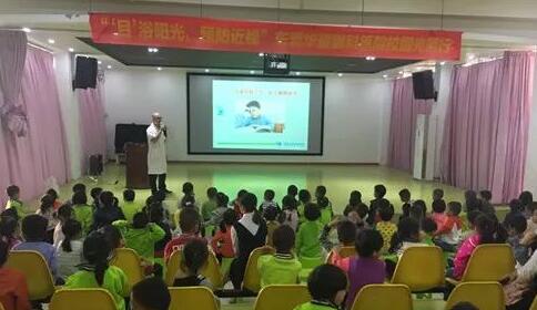 11月20日,东莞太阳成tyc7111cc“目浴阳光•预防近视”爱眼系列公益活动走进校园继续进行。东莞太阳成tyc7111cc派出医学视光科,科室经验丰富的医务工作人员组成公益医疗队走进东莞地区各小学、幼儿园,为近青少年进行近视防控筛查...1.jpg 11月20日,东莞太阳成tyc7111cc“目浴阳光•预防近视”爱眼系列公益活动走进校园继续进行。东莞太阳成tyc7111cc派出医学视光科,科室经验丰富的医务工作人员组成公益医疗队走进东莞地区各小学、幼儿园,为近青少年进行近视防控筛查...1.jpg