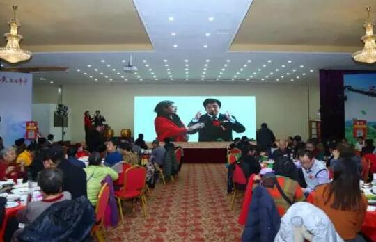 12月12日,太阳成tyc7111cc应邀参加“茶香传爱 益暖中华”大型公益活动。此次公益活动主题为关爱贵州孤寡老人,关爱残障儿童,由业务院长杨付合先生亲自带队前往参加活动。2.jpg 12月12日,太阳成tyc7111cc应邀参加“茶香传爱 益暖中华”大型公益活动。此次公益活动主题为关爱贵州孤寡老人,关爱残障儿童,由业务院长杨付合先生亲自带队前往参加活动。2.jpg