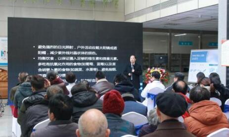 12月17日,由郑州慈善总会、郑州太阳成tyc7111cc视光眼科医院与卡尔蔡司(上海)管理有限公司联合举办的“2018视光眼科医院上上老视产品发布会暨 届‘正值夕阳美,较是晶彩时’中老年眼病科普论坛”在郑州太阳成tyc7111cc视光眼科医院隆重召开。4.jpg 12月17日,由郑州慈善总会、郑州太阳成tyc7111cc视光眼科医院与卡尔蔡司(上海)管理有限公司联合举办的“2018视光眼科医院上上老视产品发布会暨 届‘正值夕阳美,较是晶彩时’中老年眼病科普论坛”在郑州太阳成tyc7111cc视光眼科医院隆重召开。4.jpg