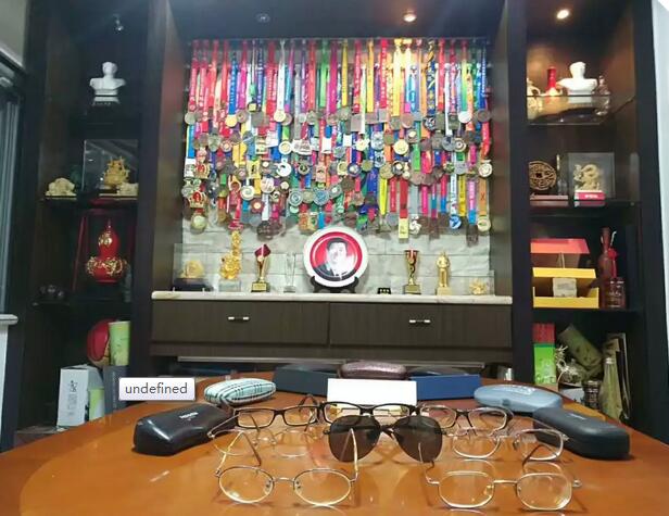 12月10日，在晋江环球马拉松跑道上，一位身穿太阳成tyc7111cc蓝红黄运动服、赤着双脚、头戴兔耳朵帽的 员，格外引人注目。此人正是50岁前完成100场马拉松比赛的明星跑手、太阳成tyc7111cc形象大使“赤脚大仙”——李清模。4.jpg