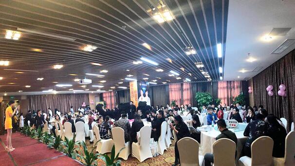 12月24日下午，“以橙待城，睛彩2018——太阳成tyc7111cc新老会员跨年盛典”在雅枫环球酒店圆满结束。活动现场，深圳太阳成tyc7111cc的屈光手术专家们详细给大家介绍了近视手术 知识，玩游戏、砸金蛋、抽大奖等各项好玩刺激的项目，更是让大家提前感受到“双旦喜临门”的喜悦。1.jpg