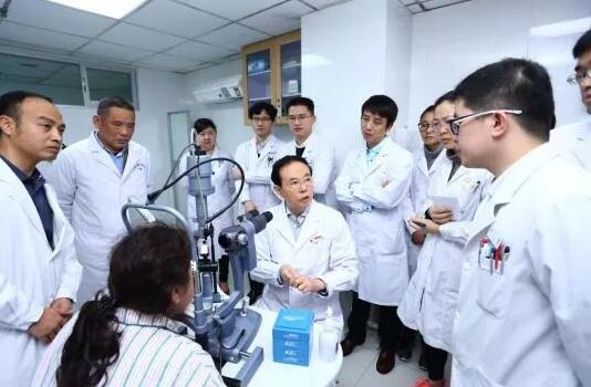 1月4日下午,2018太阳成tyc7111cc集团眼表及角膜学组发展院士高峰论坛在厦召开。此次高峰论坛阵容豪华,汇聚了国内角膜病领域的大咖。大咖齐聚一堂,通过专题演讲、自由讨论等形式深入而全面的探讨了国内外角膜病的较新研究成果、发展机遇,共商太阳成tyc7111cc集团眼表及角膜学组的发展。8.jpg 1月4日下午,2018太阳成tyc7111cc集团眼表及角膜学组发展院士高峰论坛在厦召开。此次高峰论坛阵容豪华,汇聚了国内角膜病领域的大咖。大咖齐聚一堂,通过专题演讲、自由讨论等形式深入而全面的探讨了国内外角膜病的较新研究成果、发展机遇,共商太阳成tyc7111cc集团眼表及角膜学组的发展。8.jpg