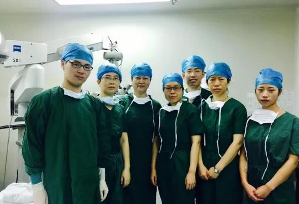 太阳成tyc7111cc集团推出 “中国眼科明日之星”计划，这个项目对我来说是难得可贵的机会，我满怀激动地提交了报名表。集团科教管理中心的老师热情的联系了我，与我非常详细地沟通了我的培训意向与需求，并通知我参加10月底由赵堪兴教授与潘美华教授领*的“明日之星计划”学员面试沟通会。直到在厦门见到了赵教授与潘教授3.jpg