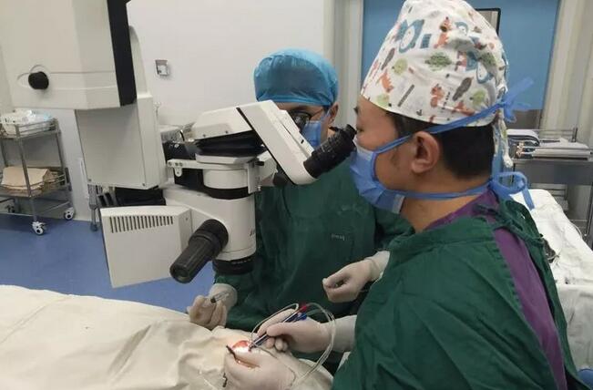 上周六,新沂复兴眼耳鼻喉医院下乡防盲义诊队带来了抗美援朝英雄刘大爷。视力模糊多年的刘大爷到院检查测出右眼视力为0.04,左眼视力为0.02,经过新沂复兴五官科医院孟觉天主任系统的检查,发现刘大爷得的原来是老年性白内障,核性混浊已经达到三 2.jpg 上周六,新沂复兴眼耳鼻喉医院下乡防盲义诊队带来了抗美援朝英雄刘大爷。视力模糊多年的刘大爷到院检查测出右眼视力为0.04,左眼视力为0.02,经过新沂复兴五官科医院孟觉天主任系统的检查,发现刘大爷得的原来是老年性白内障,核性混浊已经达到三 2.jpg