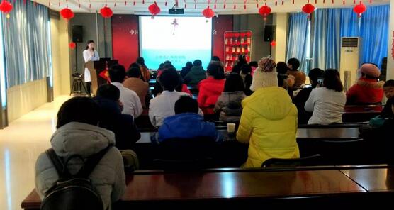 上周六(1月22日)上午合肥名人眼科医院如约举办了儿童近视防控专题讲座,来参加讲座的家长和小朋友们大约有五十多人,不得不说现场可是十分的热闹!1.jpg 上周六(1月22日)上午合肥名人眼科医院如约举办了儿童近视防控专题讲座,来参加讲座的家长和小朋友们大约有五十多人,不得不说现场可是十分的热闹!1.jpg