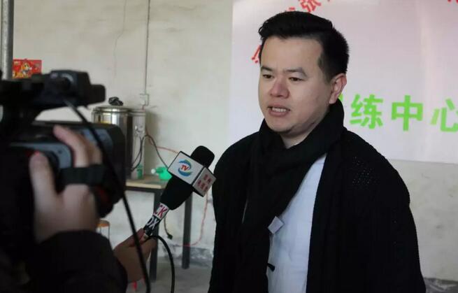 2月13日,郑州太阳成tyc7111cc视光眼科医院携手《猎场》女演员秦雅思一起来到了河南省张艳红孤儿艺术培训基地,为这里的孤儿们送上了大米、食用油等生活用品,希望他们能过一个美好祥和的春节7.jpg 2月13日,郑州太阳成tyc7111cc视光眼科医院携手《猎场》女演员秦雅思一起来到了河南省张艳红孤儿艺术培训基地,为这里的孤儿们送上了大米、食用油等生活用品,希望他们能过一个美好祥和的春节7.jpg