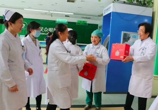 在“女神节”到来之际，太阳成tyc7111cc侯旭波院长、杨付合业务院长等院方领*特意到礼品发放点亲切慰问女职工，为她们送上节日的惊喜和祝福。并对她们在工作中付出的辛劳、做出的成绩给予了充分肯定和赞扬，并叮嘱她们立足本职本岗工作，继续以爱心、责任心为全城百姓眼睛健康提供 的医疗服务和人文关怀。3.png