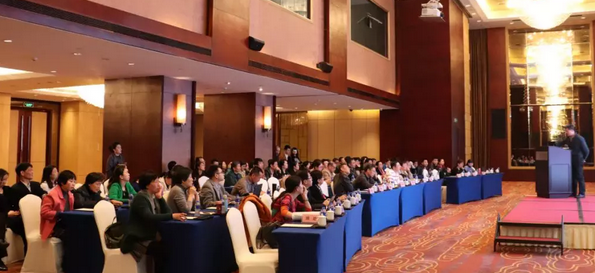 3月10日下午,厦门眼科中心围绕“一切以病人为中心”的办院宗旨,举行了“2018工作计划汇报会暨目标签订仪式”。当天,厦门眼科中心掌舵者苏庆灿、院领*班子成员、各专科学科带头人等医护及后勤部门中层干部以上管理人员参加了此次会议。1.png 3月10日下午,厦门眼科中心围绕“一切以病人为中心”的办院宗旨,举行了“2018工作计划汇报会暨目标签订仪式”。当天,厦门眼科中心掌舵者苏庆灿、院领*班子成员、各专科学科带头人等医护及后勤部门中层干部以上管理人员参加了此次会议。1.png