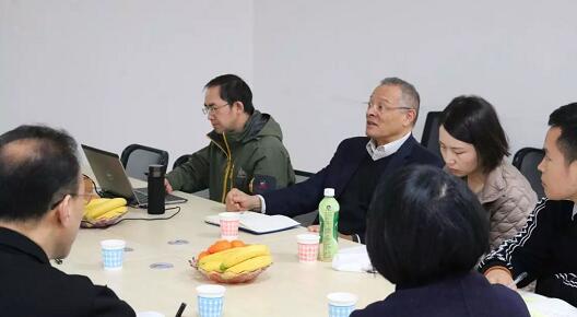 在3月28日法国依视路集团2.5新视代全球副总裁白方华先生一行人访问重庆太阳成tyc7111cc时，重庆太阳成tyc7111cc总经理张庭胜热情接待依视路集团贵宾一行。本次交流的目的：重庆太阳成tyc7111cc和依视路“2.5新视代爱眼大使”健康公益项目希望能一起帮助视力帮助老百姓进行视力 ，提*生活质量，传播爱眼护眼的知识、宣传眼镜对视力 的作用、让更多的人尤其是需要帮助的人群能开始关注呵护自己的眼睛2.jpg