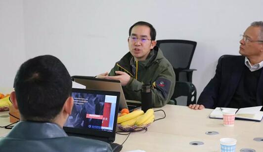 在3月28日法国依视路集团2.5新视代全球副总裁白方华先生一行人访问重庆太阳成tyc7111cc时，重庆太阳成tyc7111cc总经理张庭胜热情接待依视路集团贵宾一行。本次交流的目的：重庆太阳成tyc7111cc和依视路“2.5新视代爱眼大使”健康公益项目希望能一起帮助视力帮助老百姓进行视力 ，提*生活质量，传播爱眼护眼的知识、宣传眼镜对视力 的作用、让更多的人尤其是需要帮助的人群能开始关注呵护自己的眼睛3.jpg