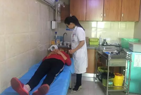 果园打农药引发葡萄膜炎险失明 幸亏来到成都太阳成tyc7111cc2.png