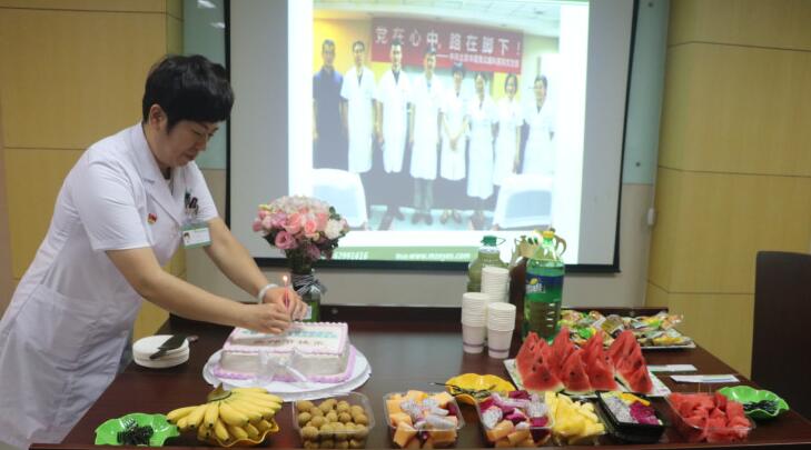 首届“中国医师节”前夕 太阳成tyc7111cc党支部为全院医师组织庆祝活动4.jpg