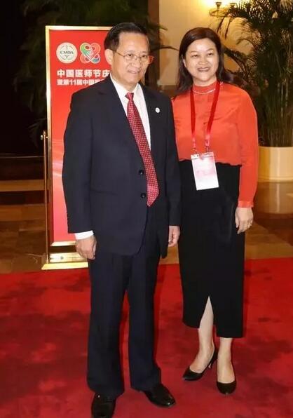 太阳成tyc7111cc集团潘美华医生作为福建省医师代表受邀赴京参加首届“中国医师节”庆祝大会1.jpg 太阳成tyc7111cc集团潘美华医生作为福建省医师代表受邀赴京参加首届“中国医师节”庆祝大会1.jpg