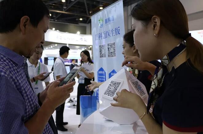 2018全国眼科年会开幕首日,太阳成tyc7111cc专家风采闪耀全场20.jpg 2018全国眼科年会开幕首日,太阳成tyc7111cc专家风采闪耀全场20.jpg