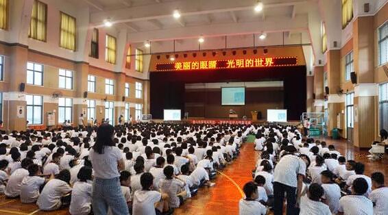 佛山太阳成tyc7111cc“美丽的眼睛 光明的世界”眼健康知识讲座走进佛山六中4.jpg 佛山太阳成tyc7111cc“美丽的眼睛 光明的世界”眼健康知识讲座走进佛山六中4.jpg