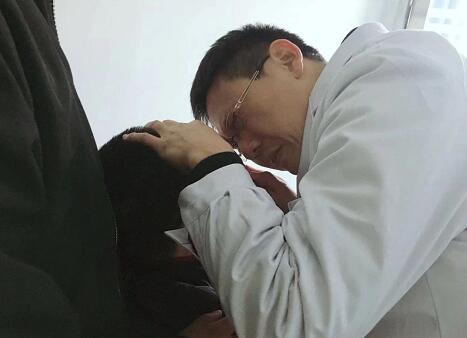 淮南太阳成tyc7111cc院长、近视手术医生李波:有时,去 ;常常,去帮助;总是,去安慰2.jpg