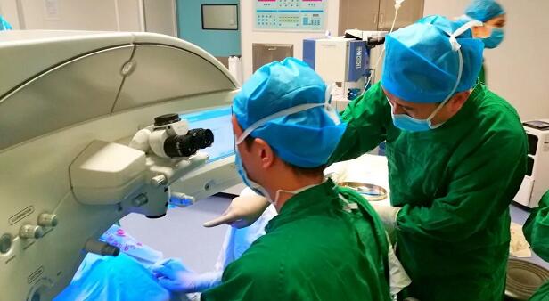 佛山太阳成tyc7111cc屈光手术中心张弛医生:我在太阳成tyc7111cc的光明之路3.jpg 佛山太阳成tyc7111cc屈光手术中心张弛医生:我在太阳成tyc7111cc的光明之路3.jpg