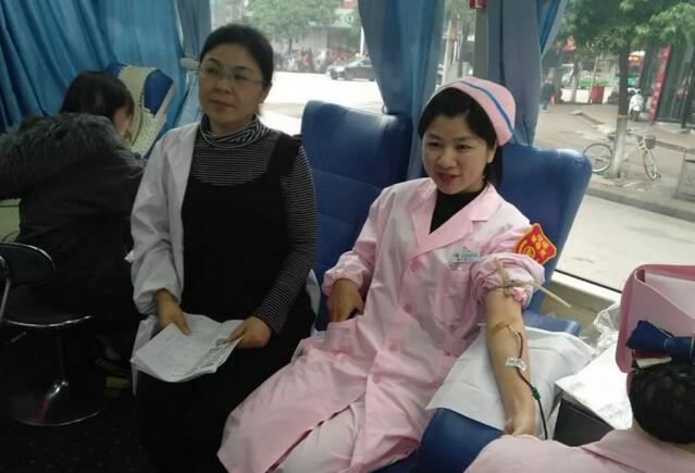 抚州光明眼科医院党支部联系抚州市中心血站到医院门口组织开展无偿献血活动受抚州电视台报道3.jpg 抚州光明眼科医院党支部联系抚州市中心血站到医院门口组织开展无偿献血活动受抚州电视台报道3.jpg