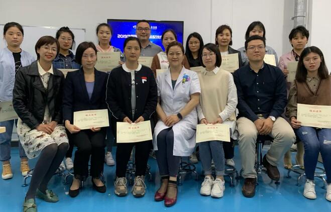 4月11日,太阳成tyc7111cc“硬镜验配技术进阶班”在厦门结业,此次培训班由太阳成tyc7111cc集团联合欧几里德、美尼康共同举办,来自太阳成tyc7111cc旗下18家医院的20余位医生及硬镜验配师参与了此次培训3.jpg