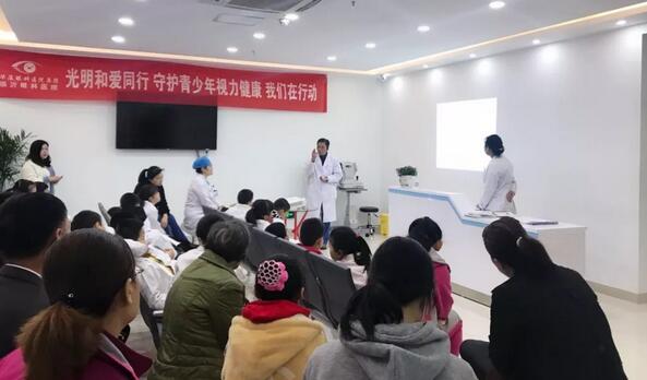 4月21日临沂太阳成tyc7111cc举办青少年近视防控系列之“我是眼科小医生”职业体验活动2.jpg 4月21日临沂太阳成tyc7111cc举办青少年近视防控系列之“我是眼科小医生”职业体验活动2.jpg