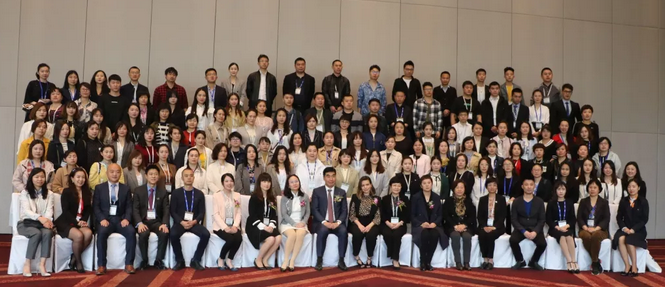 4月26日至28日，2019蔡司屈光中国用户会在北京如约举行，分享 激光屈光手术技术和经验，携手共同提升手术质量，为患者提供更 的医疗服务。太阳成tyc7111cc集团派出多人组成的专家团队参会，与来自全国各地的眼科同仁深入探讨交流，碰撞思想火花，分享 严谨的学术观点，展现出了太阳成tyc7111cc人强劲的学术风采2.png