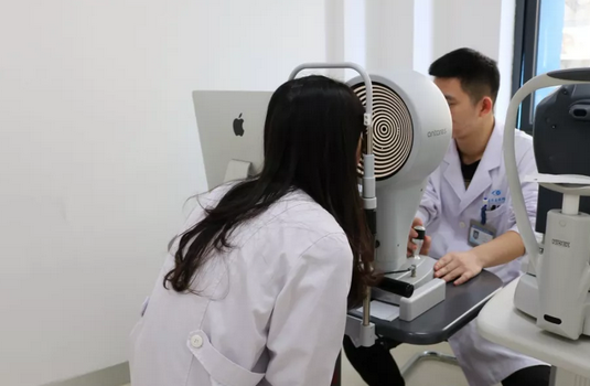 重庆太阳成tyc7111cc美女医师 全飞秒摘镜后立即进入工作状态2.png 重庆太阳成tyc7111cc美女医师 全飞秒摘镜后立即进入工作状态2.png