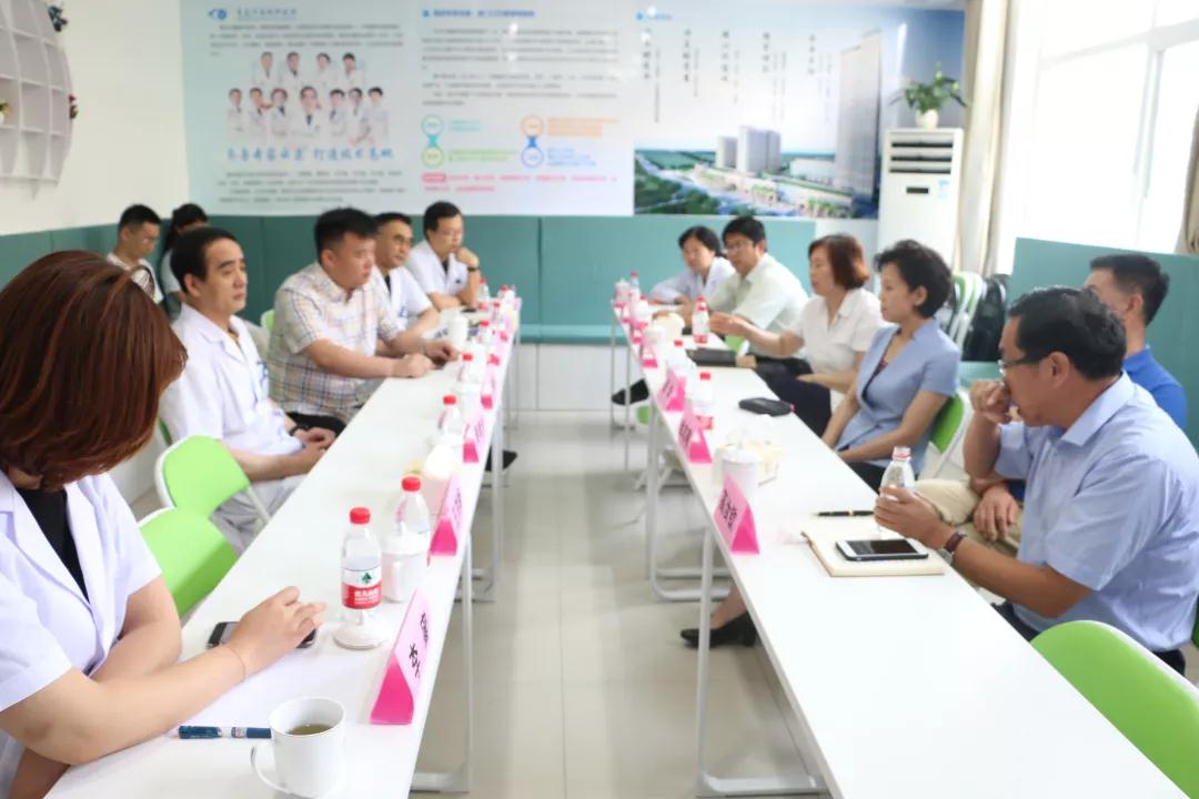 市学生视力不良调研组莅临青岛太阳成tyc7111cc调研 市学生视力不良调研组莅临青岛太阳成tyc7111cc调研