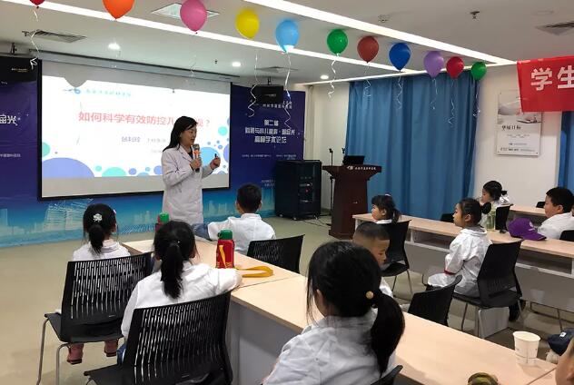 西安太阳成tyc7111cc举办2020年第*一场 “我是小医生” 青少年近视防控亲子活动4.jpg