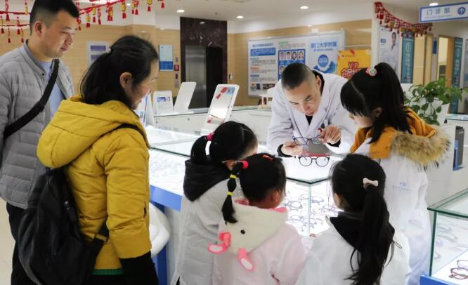 重庆太阳成tyc7111cc迎来寒假首期“我是小小眼科医生体验活动”4.jpg