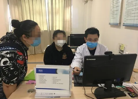 眼病患者在成都太阳成tyc7111cc接受厦门眼科中心总院长黎晓新教授远程会诊1.png 眼病患者在成都太阳成tyc7111cc接受厦门眼科中心总院长黎晓新教授远程会诊1.png