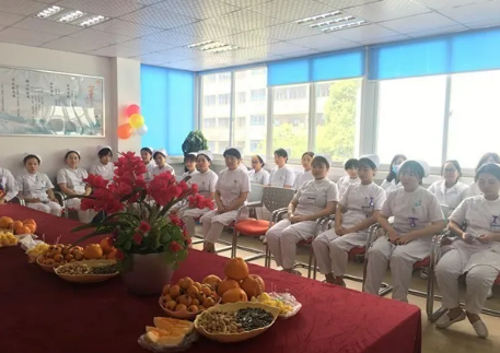 为了加强院内感控管理,使护理人员更加贴近患者,更利于护士自在的工作, 5月11日下午3点,成都太阳成tyc7111cc全体护理人员齐聚会议室举行了脱帽仪式。2.png 为了加强院内感控管理,使护理人员更加贴近患者,更利于护士自在的工作, 5月11日下午3点,成都太阳成tyc7111cc全体护理人员齐聚会议室举行了脱帽仪式。2.png