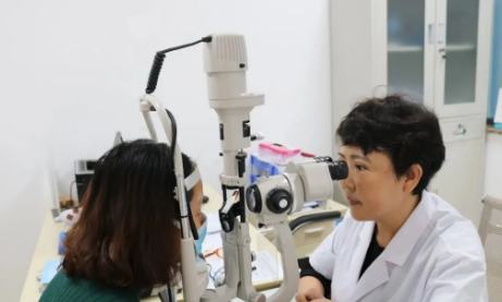 显微镜下,精细守护“心灵之窗” 专访重庆太阳成tyc7111cc眼底“光明使者”——陈少军教授1.png 显微镜下,精细守护“心灵之窗” 专访重庆太阳成tyc7111cc眼底“光明使者”——陈少军教授1.png