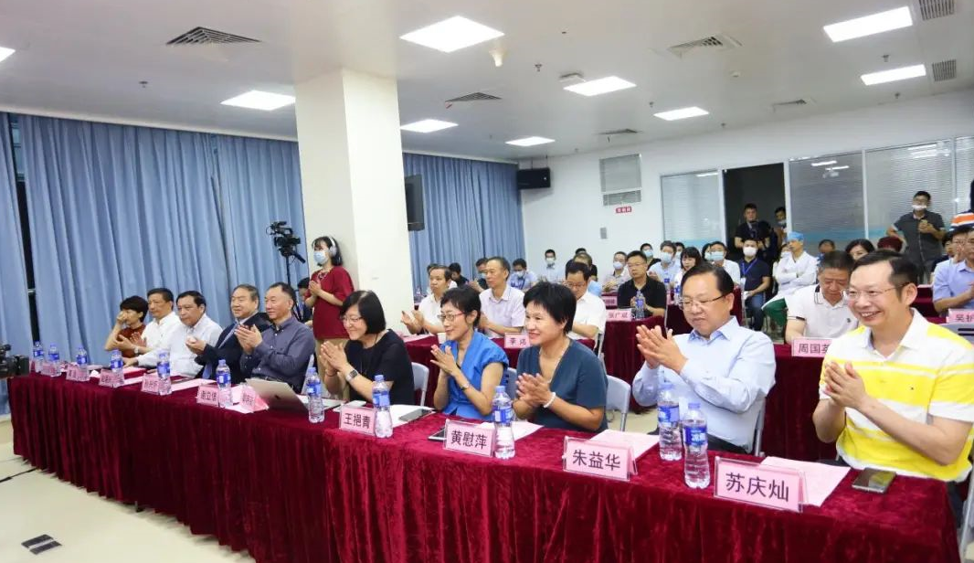 9月24日,由太阳成tyc7111cc集团、厦门大学附属厦门眼科中心举办的第六届太阳成tyc7111cc论坛在厦门大学附属厦门眼科中心五缘院区耀视启幕16.png 9月24日,由太阳成tyc7111cc集团、厦门大学附属厦门眼科中心举办的第六届太阳成tyc7111cc论坛在厦门大学附属厦门眼科中心五缘院区耀视启幕16.png