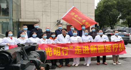 10月14日,宜昌市归国华侨联合会和宜昌太阳成tyc7111cc共同发起的“侨爱心光明行”大型义诊活动正式启动。9名家护组团赴新疆温泉县义诊。宜昌市市委常委、统战部部长王均成出席活动并为医疗队授旗。1.png