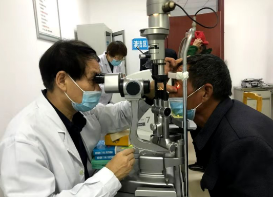 10月14日,宜昌市归国华侨联合会和宜昌太阳成tyc7111cc共同发起的“侨爱心光明行”大型义诊活动正式启动。9名家护组团赴新疆温泉县义诊。宜昌市市委常委、统战部部长王均成出席活动并为医疗队授旗。5.png 10月14日,宜昌市归国华侨联合会和宜昌太阳成tyc7111cc共同发起的“侨爱心光明行”大型义诊活动正式启动。9名家护组团赴新疆温泉县义诊。宜昌市市委常委、统战部部长王均成出席活动并为医疗队授旗。5.png