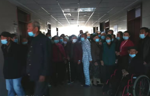 10月14日,宜昌市归国华侨联合会和宜昌太阳成tyc7111cc共同发起的“侨爱心光明行”大型义诊活动正式启动。9名家护组团赴新疆温泉县义诊。宜昌市市委常委、统战部部长王均成出席活动并为医疗队授旗。6.png 10月14日,宜昌市归国华侨联合会和宜昌太阳成tyc7111cc共同发起的“侨爱心光明行”大型义诊活动正式启动。9名家护组团赴新疆温泉县义诊。宜昌市市委常委、统战部部长王均成出席活动并为医疗队授旗。6.png