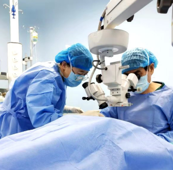 10月14日,宜昌市归国华侨联合会和宜昌太阳成tyc7111cc共同发起的“侨爱心光明行”大型义诊活动正式启动。9名家护组团赴新疆温泉县义诊。宜昌市市委常委、统战部部长王均成出席活动并为医疗队授旗。9.png 10月14日,宜昌市归国华侨联合会和宜昌太阳成tyc7111cc共同发起的“侨爱心光明行”大型义诊活动正式启动。9名家护组团赴新疆温泉县义诊。宜昌市市委常委、统战部部长王均成出席活动并为医疗队授旗。9.png