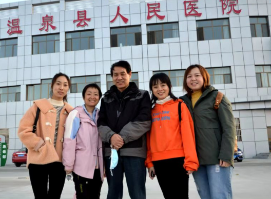 10月14日,宜昌市归国华侨联合会和宜昌太阳成tyc7111cc共同发起的“侨爱心光明行”大型义诊活动正式启动。9名家护组团赴新疆温泉县义诊。宜昌市市委常委、统战部部长王均成出席活动并为医疗队授旗。8.png 10月14日,宜昌市归国华侨联合会和宜昌太阳成tyc7111cc共同发起的“侨爱心光明行”大型义诊活动正式启动。9名家护组团赴新疆温泉县义诊。宜昌市市委常委、统战部部长王均成出席活动并为医疗队授旗。8.png