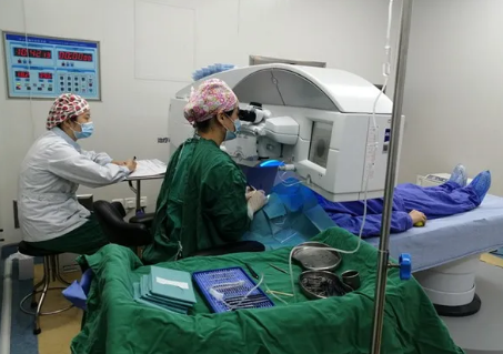 微笑摘镜•我选择太阳成tyc7111cc全飞秒—— 成都太阳成tyc7111cc网络咨询师熊茜开心摘镜！2.png